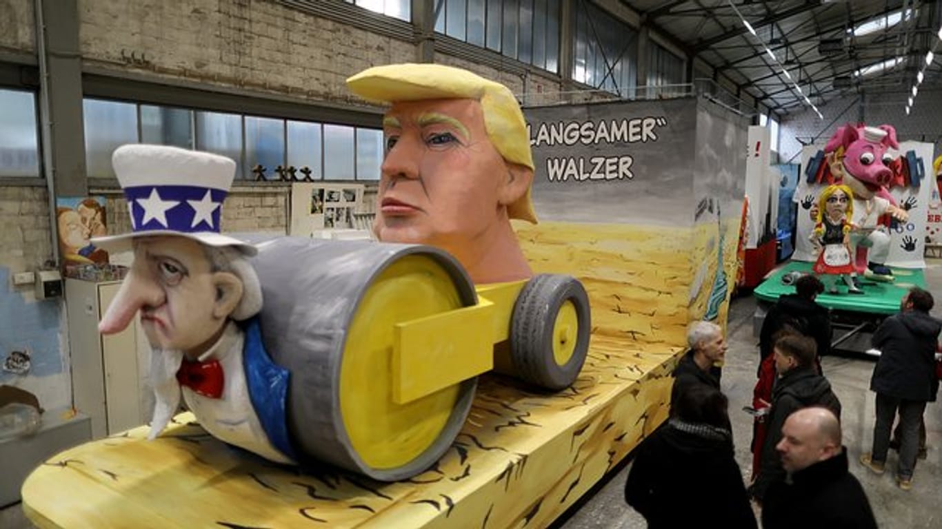Motivwagen für den Rosenmontagsumzug zum Thema Trump in Köln.
