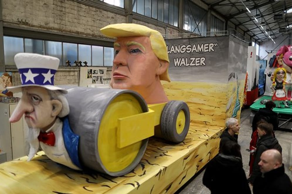 Motivwagen für den Rosenmontagsumzug zum Thema Trump in Köln.
