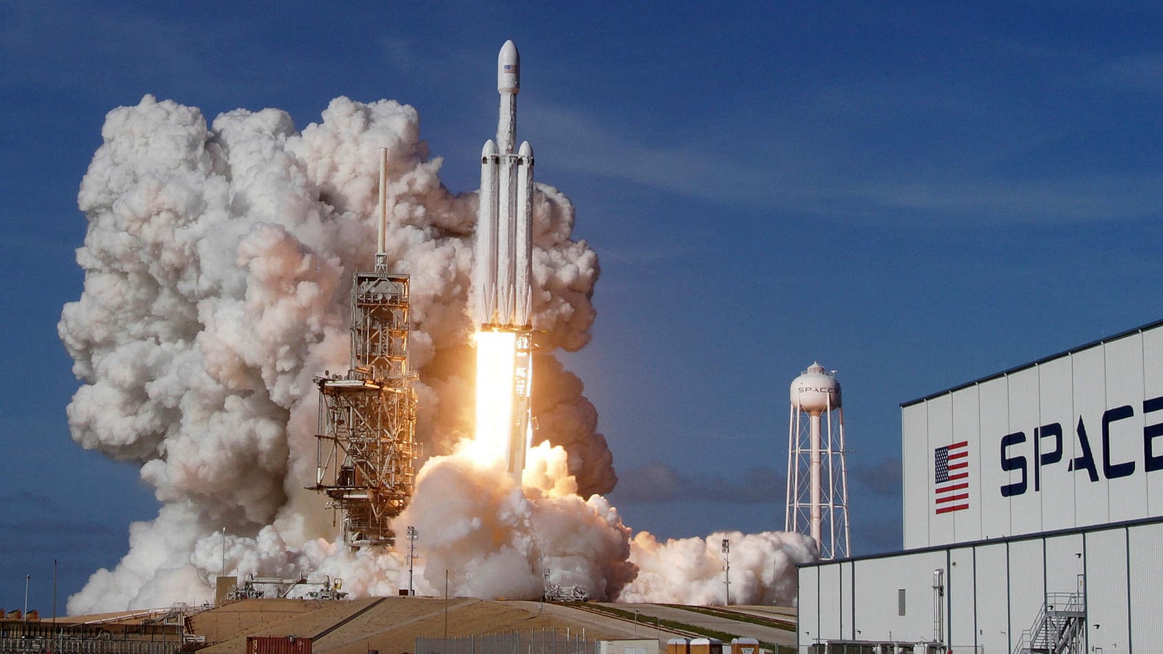 Start der "Falcon Heavy": Die Rakete des privaten US-Raumfahrtunternehmens SpaceX bringt einen Tesla in eine Umlaufbahn um die Sonne.