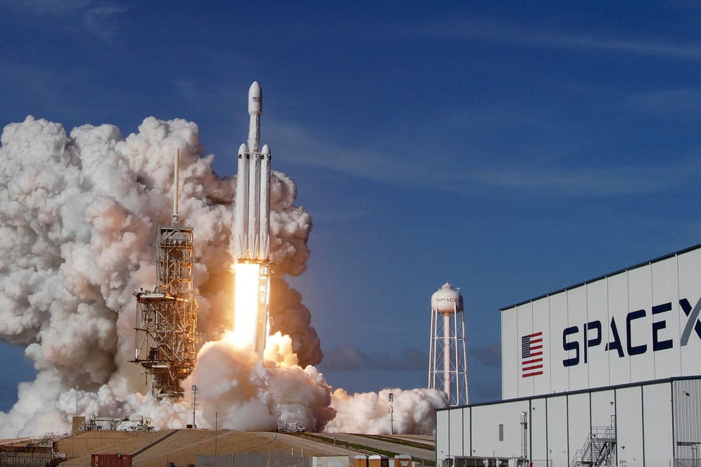 Start der "Falcon Heavy": Die Rakete des privaten US-Raumfahrtunternehmens SpaceX bringt einen Tesla in eine Umlaufbahn um die Sonne.