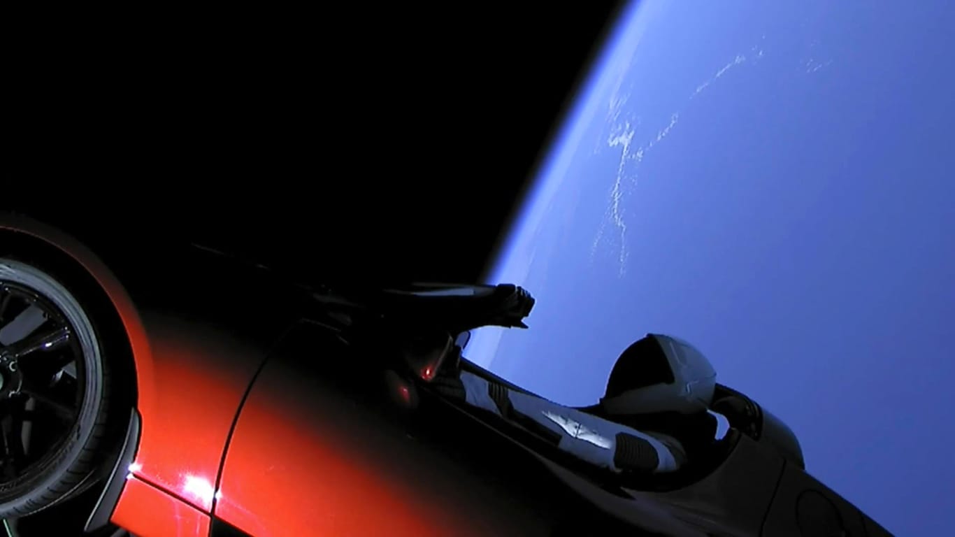 Das rote Weltraumauto von Tesla: Der Flitzer befindet sich auf dem Weg zum Mars und soll nach dem Vorbeiflug in eine Umlaufbahn um die Sonne schwenken.