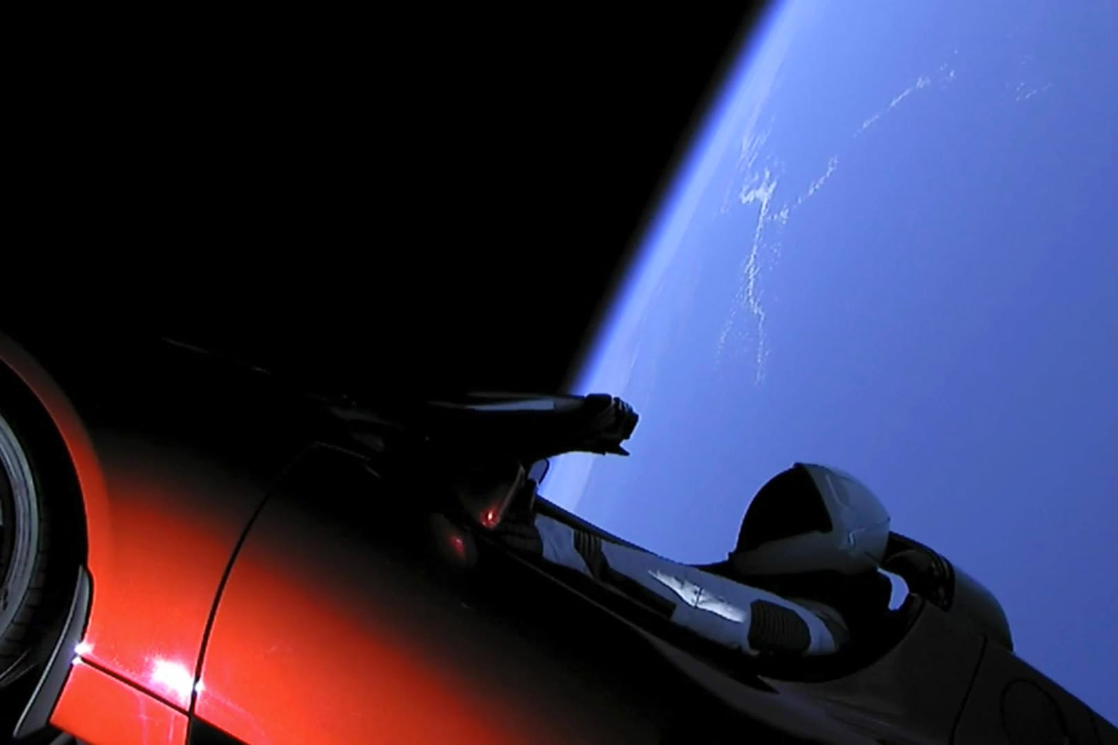 Das rote Weltraumauto von Tesla: Der Flitzer befindet sich auf dem Weg zum Mars und soll nach dem Vorbeiflug in eine Umlaufbahn um die Sonne schwenken.