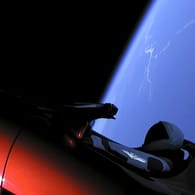 Das rote Weltraumauto von Tesla: Der Flitzer befindet sich auf dem Weg zum Mars und soll nach dem Vorbeiflug in eine Umlaufbahn um die Sonne schwenken.