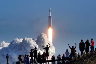 Nach mehrstündiger Verzögerung hebt die "Falcon Heavy" in Cape Canaveral unter dem Jubel von Schaulustigen zu ihrem Jungfernflug ab.