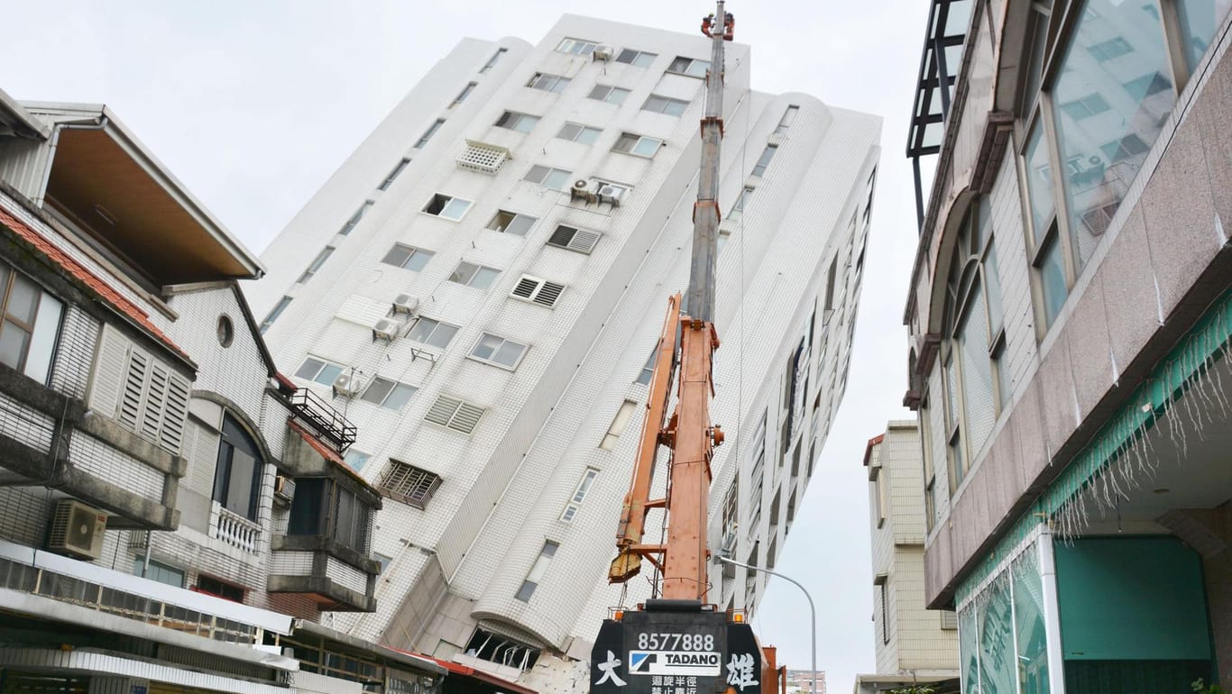 Rettungskräfte sichern ein schwer beschädigtes Gebäude: Taiwan wurde von einem Erdbeben der Stärke 6,4 erschüttert.