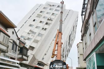 Rettungskräfte sichern ein schwer beschädigtes Gebäude: Taiwan wurde von einem Erdbeben der Stärke 6,4 erschüttert.