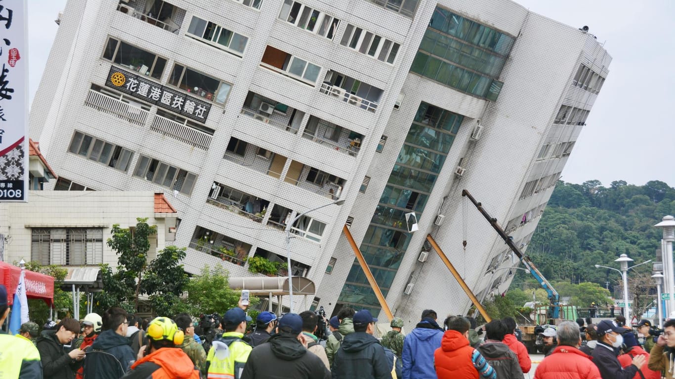 Mit Kränen wird versucht das schief stehende Yuntsui Building in der taiwanesischen Stadt Hualien zu sichern.