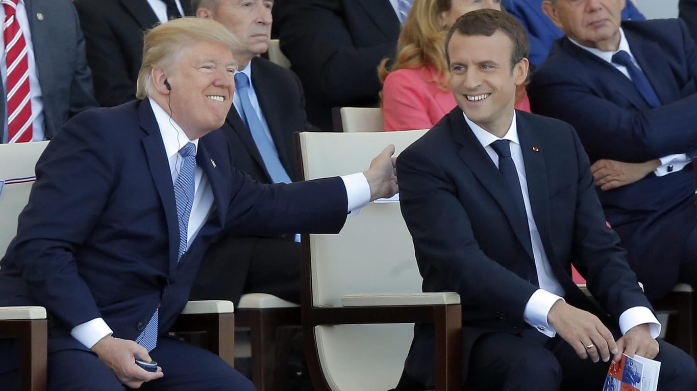 Emmanuel Macron und Donald Trump: Die beiden Staatschefs beobachteten im Juli 2017 auf dem Champs Elysees in Paris die alljährliche Militärparade anlässlich von Frankreichs Nationalfeiertag.