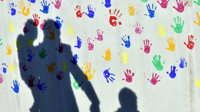 Als arm gelten Haushalte, deren Einkommen weniger als 60 Prozent des mittleren Einkommens aller Haushalte beträgt. Als arm gelten Haushalte, deren Einkommen weniger als 60 Prozent des mittleren Einkommens aller Haushalte beträgt.