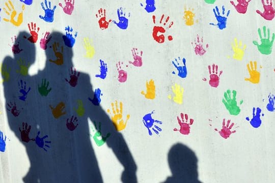 Als arm gelten Haushalte, deren Einkommen weniger als 60 Prozent des mittleren Einkommens aller Haushalte beträgt.