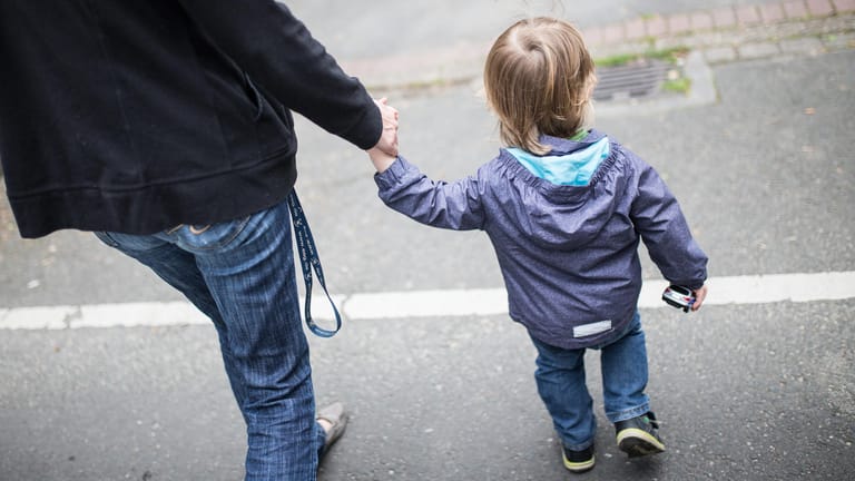 Eine Mutter hält ihren Sohn an der Hand: Das Armutsrisiko von Familien in Deutschland ist deutlich höher, als bislang angenommen.