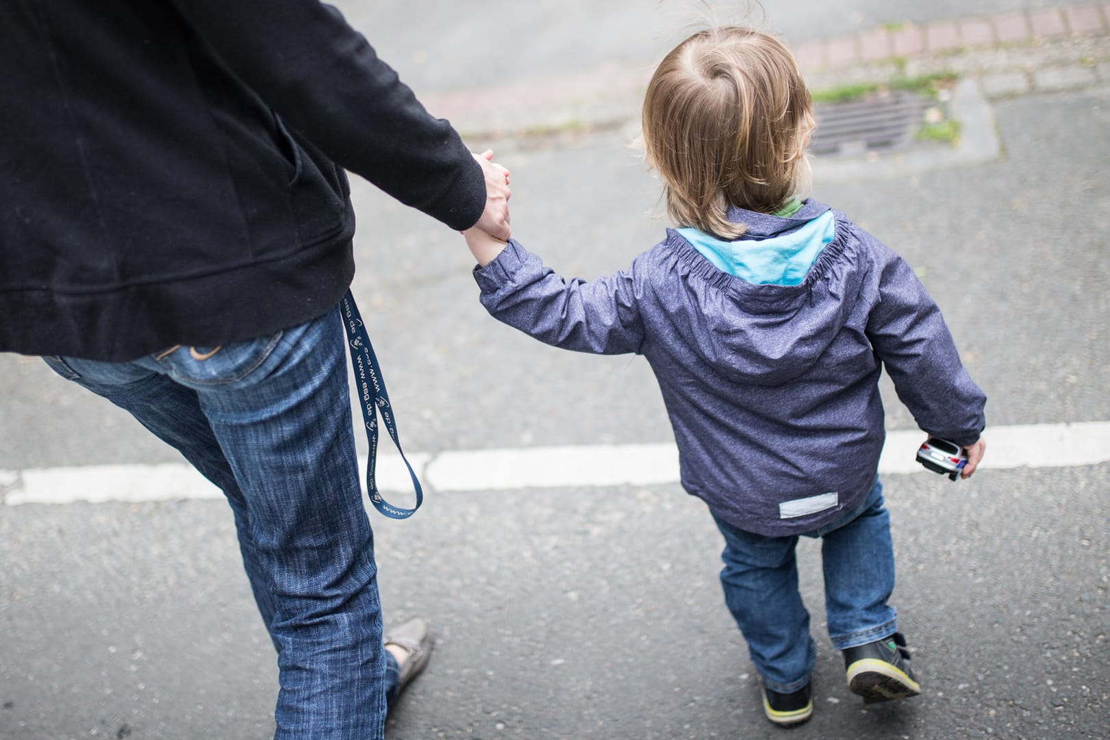 Eine Mutter hält ihren Sohn an der Hand: Das Armutsrisiko von Familien in Deutschland ist deutlich höher, als bislang angenommen.