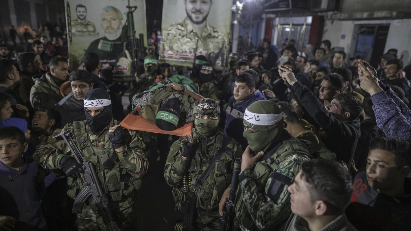 Symbolische Beerdigung des mutmaßlichen Mörders eines Rabbiners: Bewaffnete der Hamas feiern den Attentäter als Märtyrer.