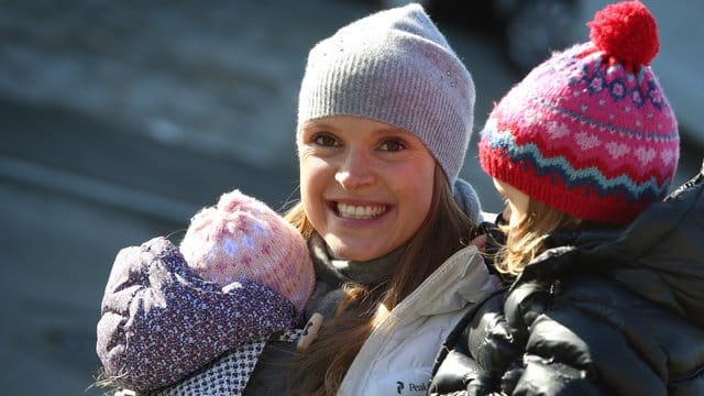 Genießt das Familienleben: Die ehemalige Biathletin Evi Sachenbacher-Stehle mit ihren Töchtern Greta und Mina. Genießt das Familienleben: Die ehemalige Biathletin Evi Sachenbacher-Stehle mit ihren Töchtern Greta und Mina.