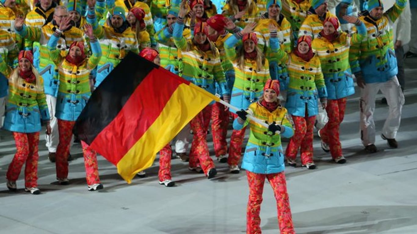 Bei ihrem letzten Olympia-Start genießt Maria Höfl-Riesch 2014 den Einmarsch in Sotschi als Fahnenträgerin.