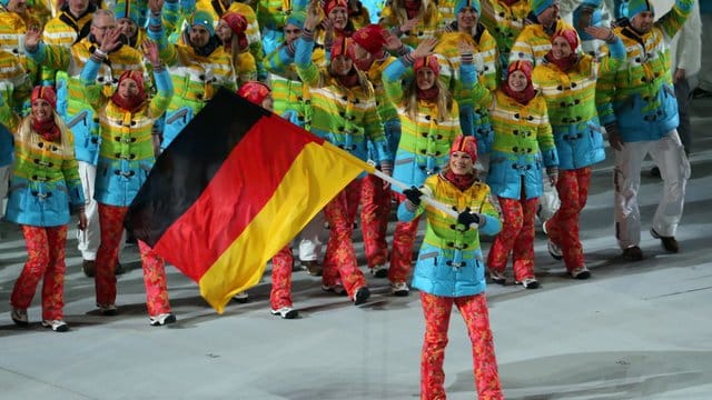 Bei ihrem letzten Olympia-Start genießt Maria Höfl-Riesch 2014 den Einmarsch in Sotschi als Fahnenträgerin.