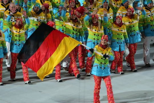 Bei ihrem letzten Olympia-Start genießt Maria Höfl-Riesch 2014 den Einmarsch in Sotschi als Fahnenträgerin.