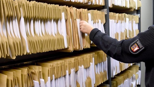 Akten im Verwaltungsgericht in Schleswig.