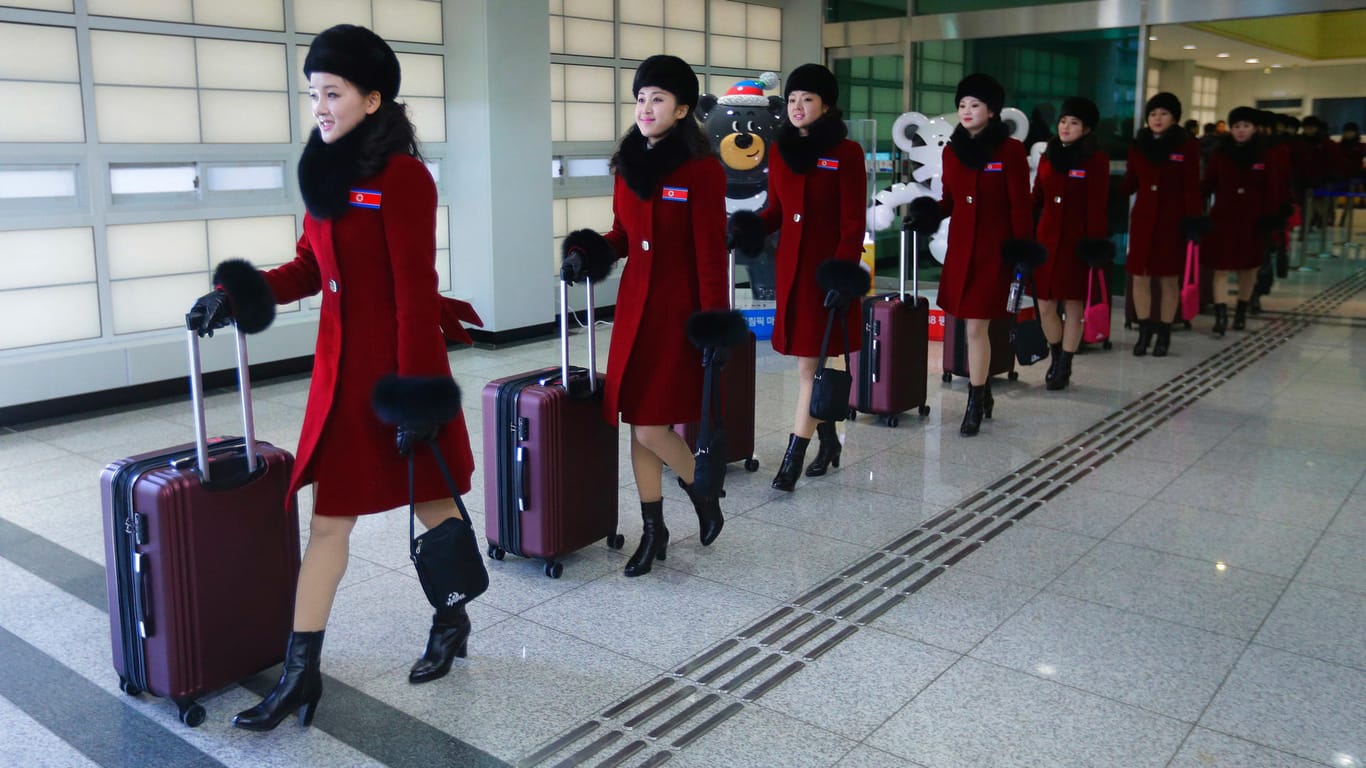 Nordkoreaner kommen am Grenzort Paju (Südkorea) an: Mehr als 200 nordkoreanische Cheerleader sollen für Stimmung sorgen.