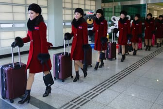 Nordkoreaner kommen am Grenzort Paju (Südkorea) an: Mehr als 200 nordkoreanische Cheerleader sollen für Stimmung sorgen.