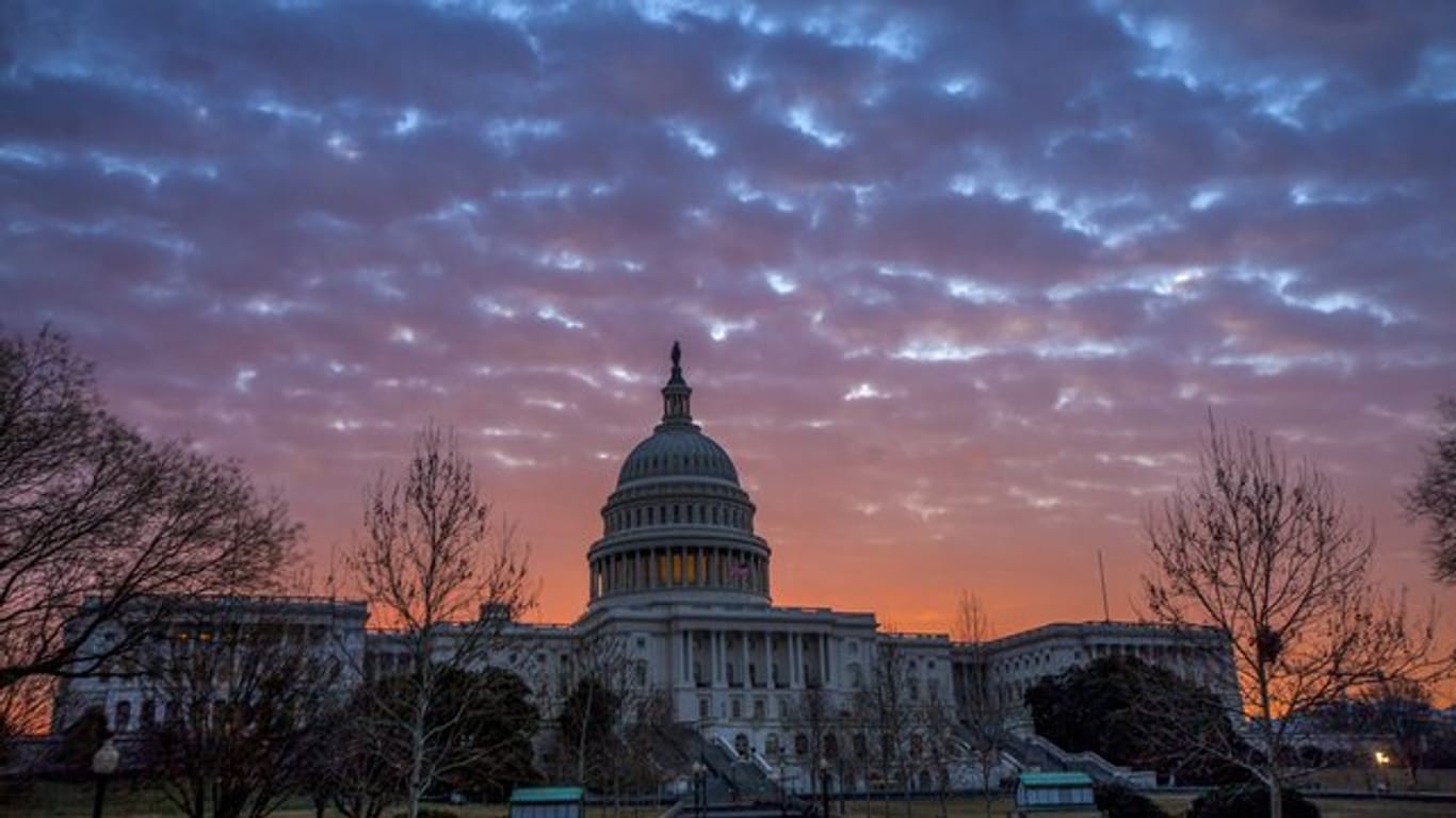 Hinter dem Kapitol in Washington geht die Sonne auf.