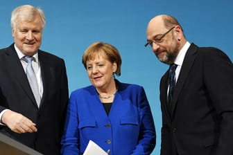 Horst Seehofer, Martin Schulz und Angela Merkel: Die Parteispitzen sollen sich auf einen Koalitionsvertrag geeinigt haben.