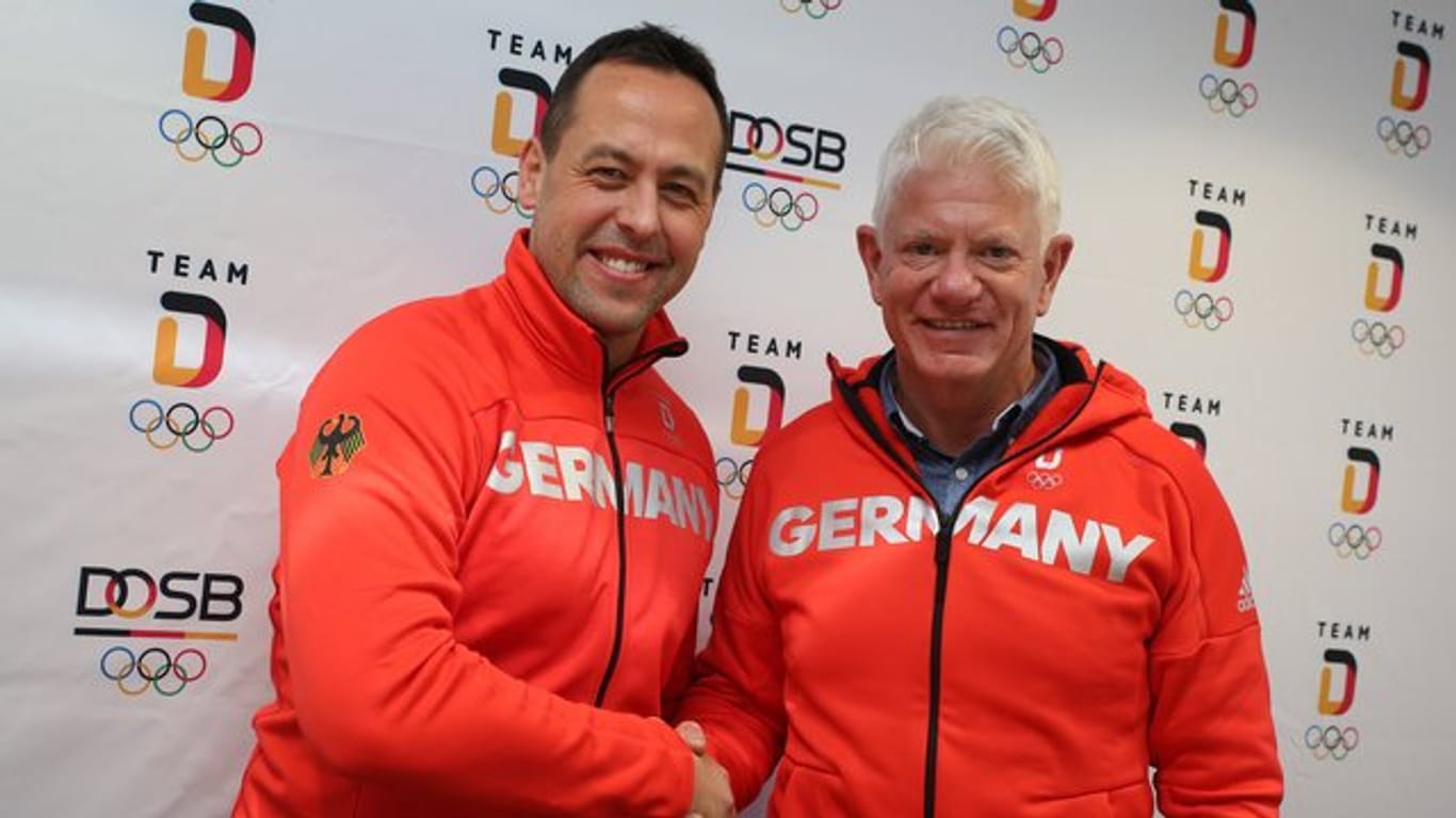 Bundestrainer Marco Sturm (l) und DEB-Chef Franz Reindl hoffen auf ein gutes Abschneiden.