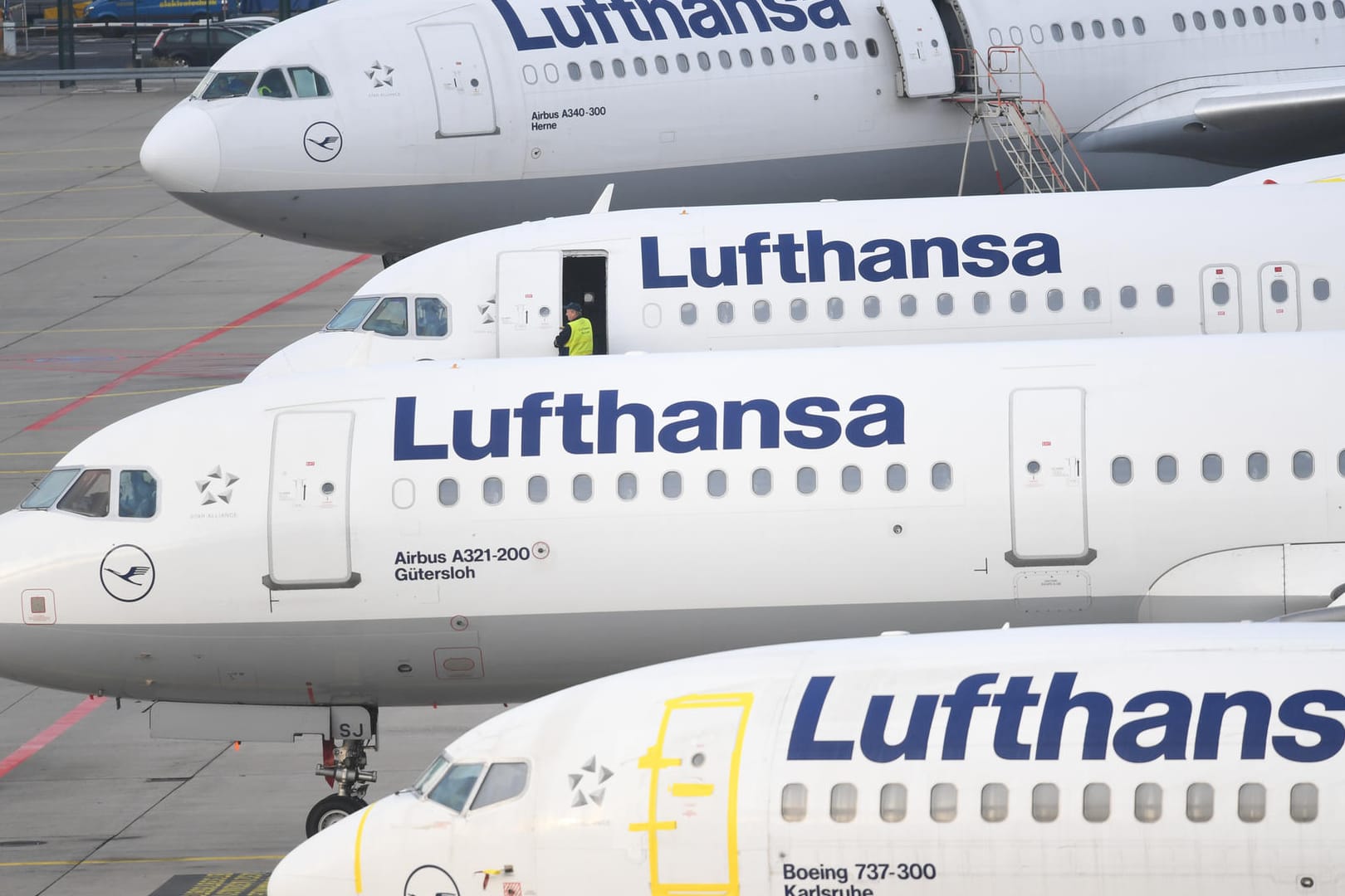 Lufthansa-Maschinen: Lufthansa und Verdi einigten sich auf steigende Gehälter für die rund 30.000 Beschäftigten der Bodendienste.