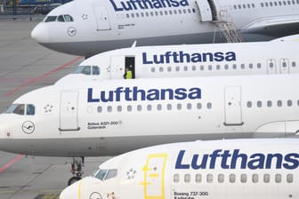 Lufthansa-Maschinen: Lufthansa und Verdi einigten sich auf steigende Gehälter für die rund 30.000 Beschäftigten der Bodendienste.