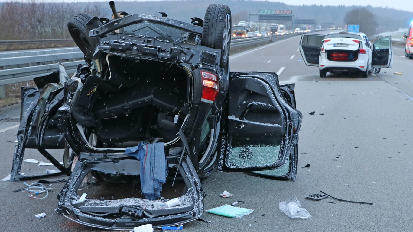 Zerstörter Pkw: Bei einem einem Unfall auf der Autobahn 45 in der Nähe des Gambacher Kreuzes sind zwei Menschen ums Leben gekommen.