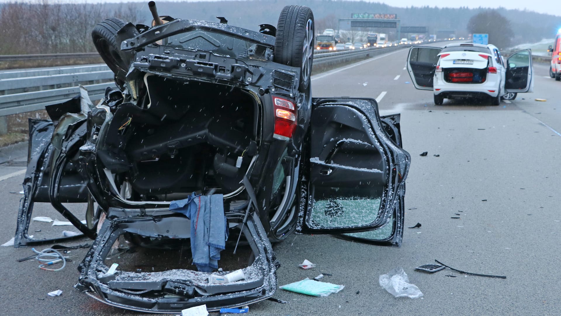 Zerstörter Pkw: Bei einem einem Unfall auf der Autobahn 45 in der Nähe des Gambacher Kreuzes sind zwei Menschen ums Leben gekommen. Zerstörter Pkw: Bei einem einem Unfall auf der Autobahn 45 in der Nähe des Gambacher Kreuzes sind zwei Menschen ums Leben gekommen.