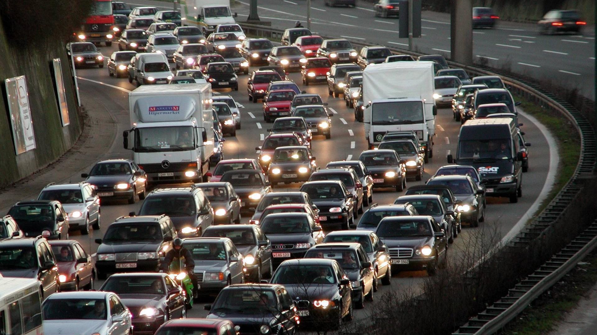 Verkehrsstau auf der A3 bei Düsseldorf, einer der Karnevalshochburgen in Deutschland.