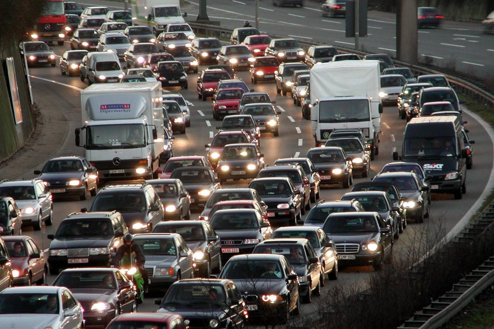 Verkehrsstau auf der A3 bei Düsseldorf, einer der Karnevalshochburgen in Deutschland.