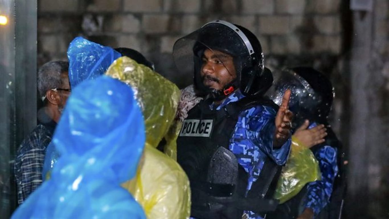 Nach tagelangen Demonstrationen rief Präsident Abdulla Yameen zu Beginn dieser den Ausnahmezustand aus.