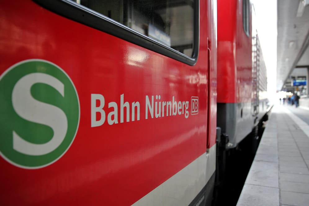 Eine S-Bahn am Gleis im Hauptbahnhof in Nürnberg (Bayern): Ab Februar 2018 testet die Bahn hier Sitzplatzreservierungen.