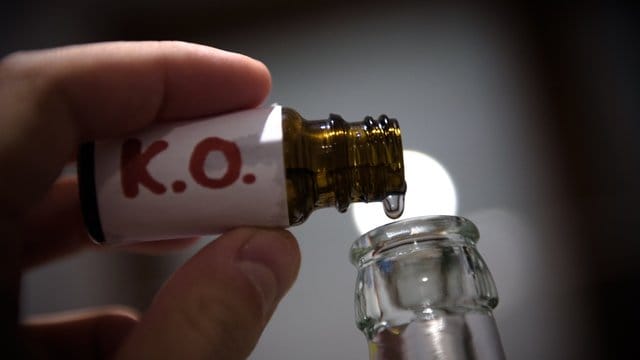 Ein Mann füllt in der gestellten Szene "K.O. Tropfen" in eine Bierflasche: Auf der Breminale gab es mehrere Verdachtsfälle. Ein Mann füllt in der gestellten Szene "K.O. Tropfen" in eine Bierflasche: Auf der Breminale gab es mehrere Verdachtsfälle.