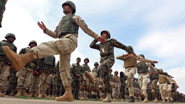 Afghanische Soldaten zum Abschluss ihrer Ausbildung: USA will Ausbildungseinsatz der Nato im Irak wie in Afghanistan.