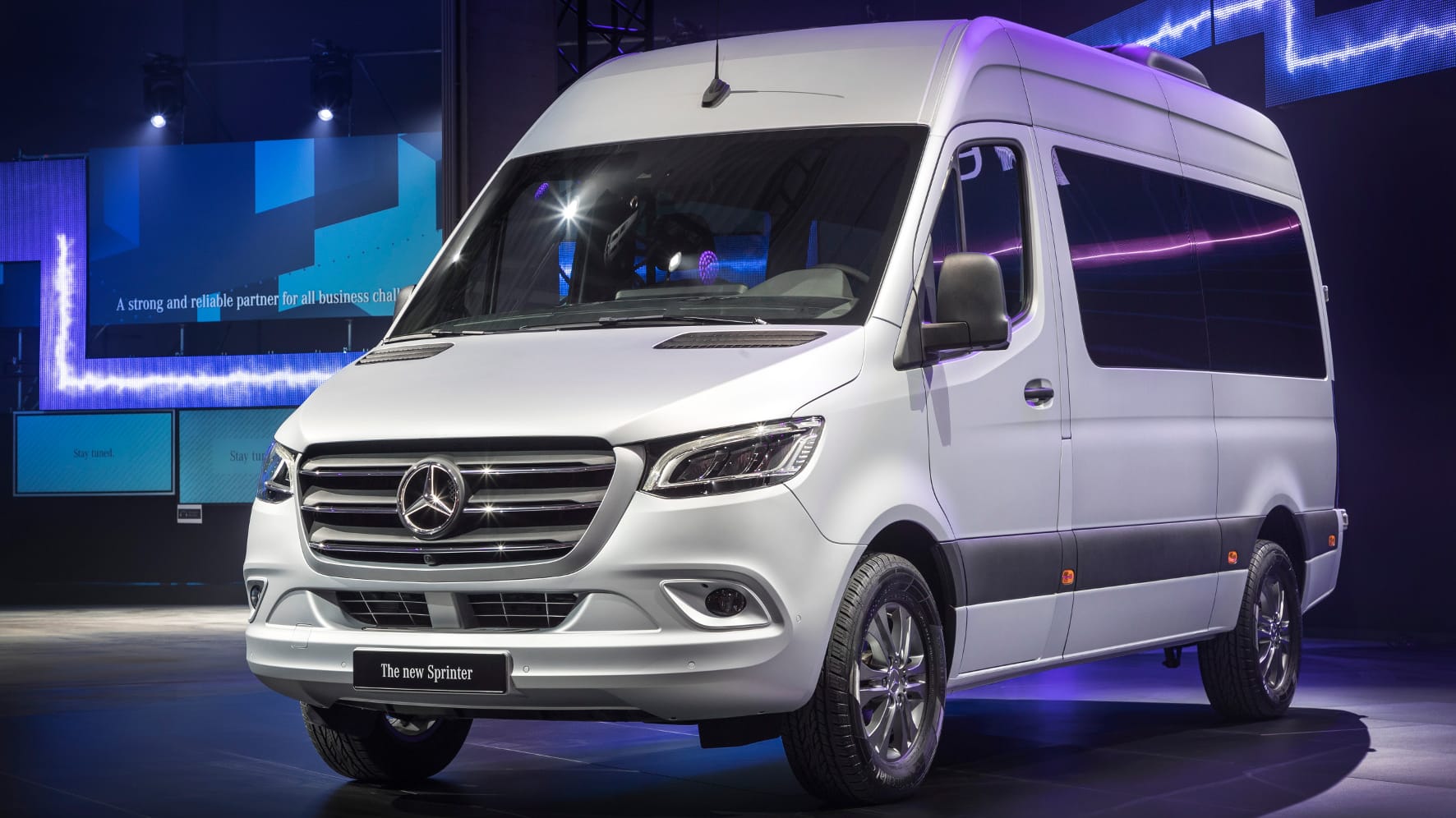 Der neue Mercedes-Benz Sprinter: In seiner dritten Generation rollt der neue Sprinter mit breit geschwellter Brust, beziehungsweise neu designtem Gesicht, auf den Markt.