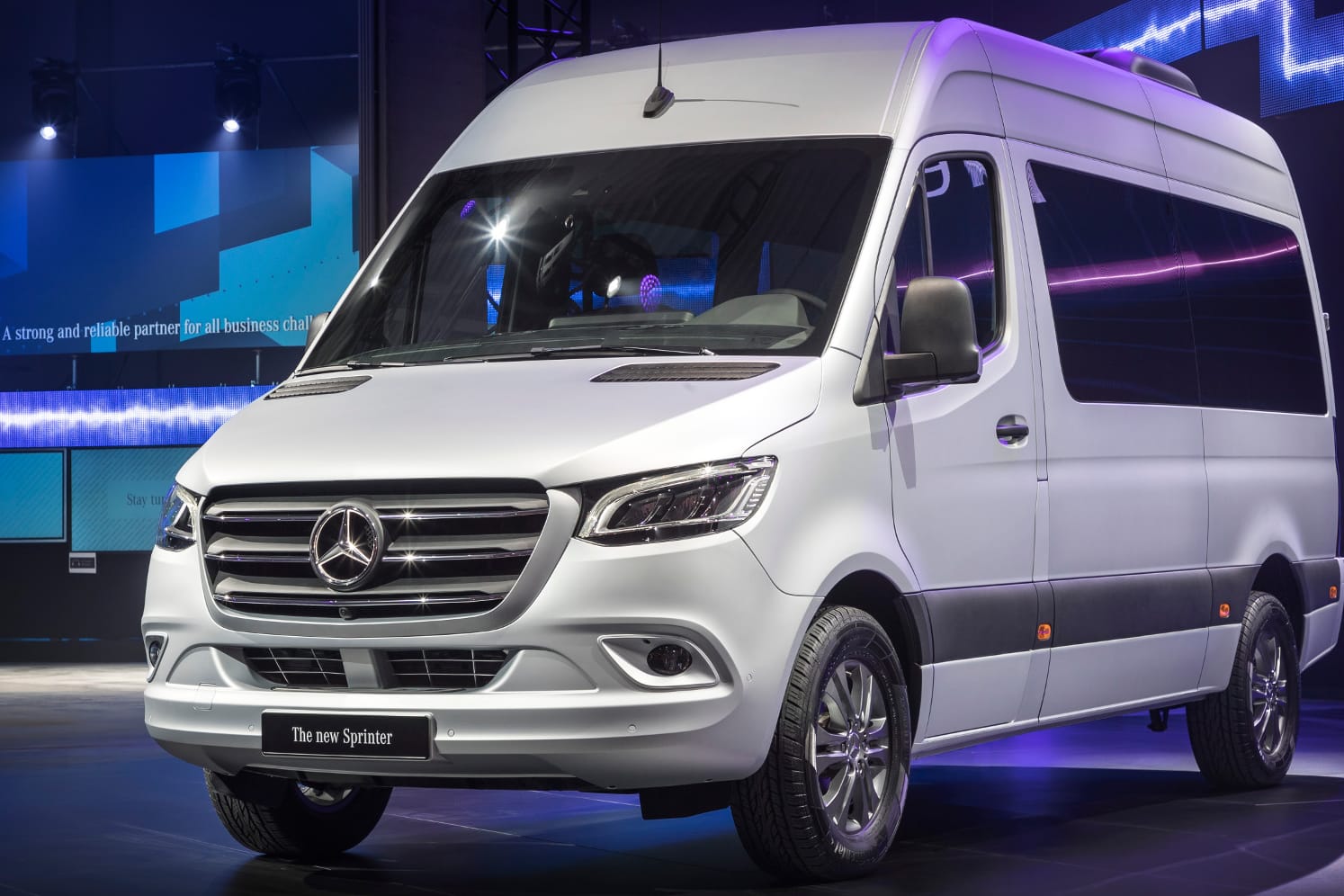 Der neue Mercedes-Benz Sprinter: In seiner dritten Generation rollt der neue Sprinter mit breit geschwellter Brust, beziehungsweise neu designtem Gesicht, auf den Markt.