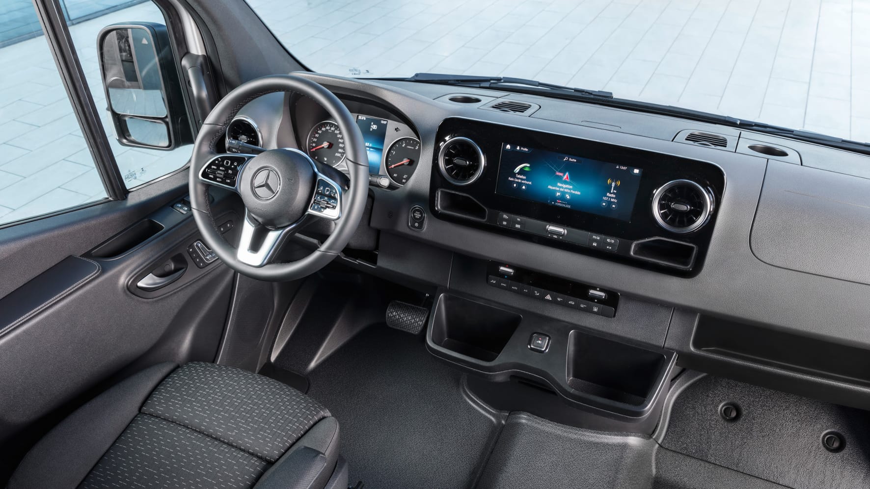 Mercedes Sprinter: Schon auf den ersten Blick wird klar, dass hier nun die Digitalisierung Einzug gehalten hat.