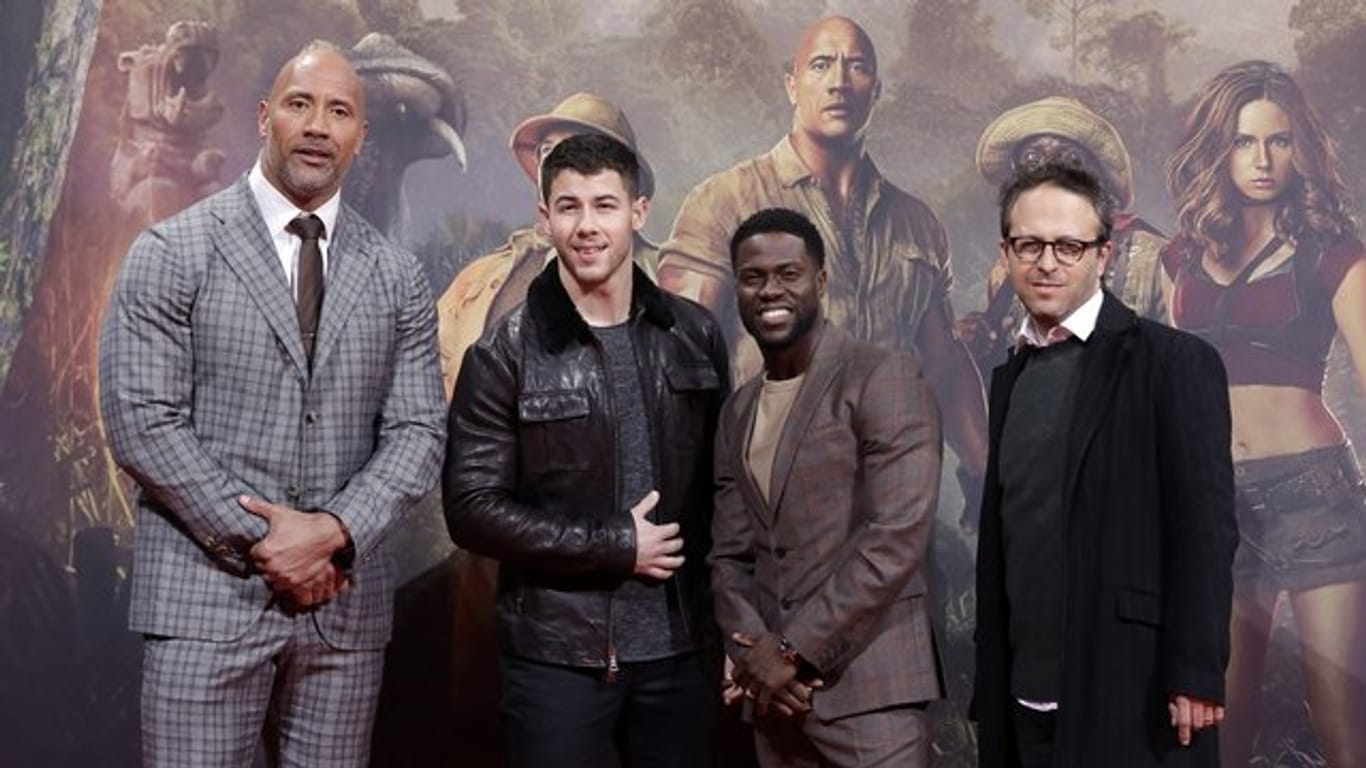Schauspieler Dwayne Johnson (l-r), Nick Jonas, Kevin Hart und Regisseur Jake Kasdan bei der Deutschland-Premiere des Kinofilms "Jumanji: Willkommen im Dschungel".