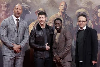 Schauspieler Dwayne Johnson (l-r), Nick Jonas, Kevin Hart und Regisseur Jake Kasdan bei der Deutschland-Premiere des Kinofilms "Jumanji: Willkommen im Dschungel".
