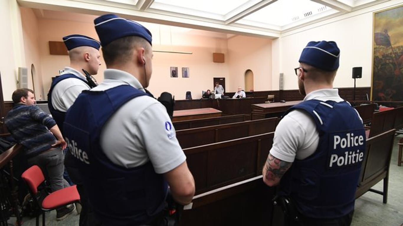 Polizisten sichern den Gerichtssaal in Brüssel.