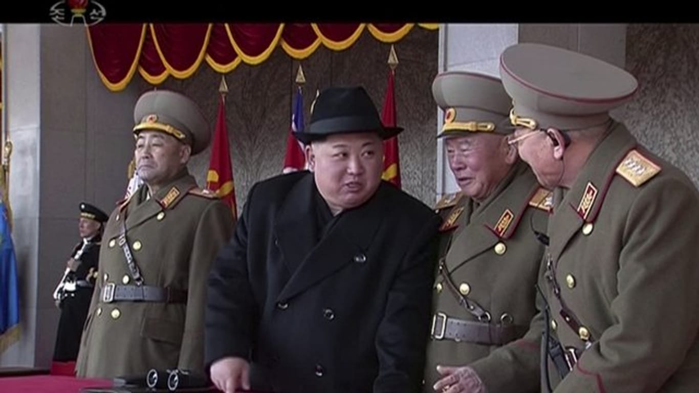 Kim Jong Un, der Machthaber von Nordkorea im Gespräch mit Offizieren bei der Militärparade.