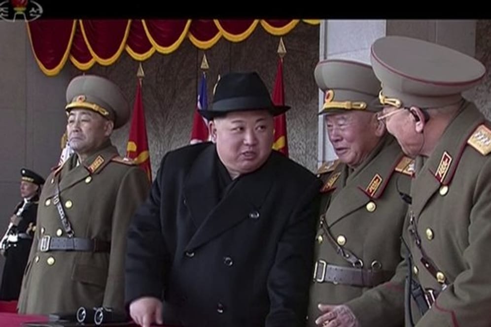 Kim Jong Un, der Machthaber von Nordkorea im Gespräch mit Offizieren bei der Militärparade.
