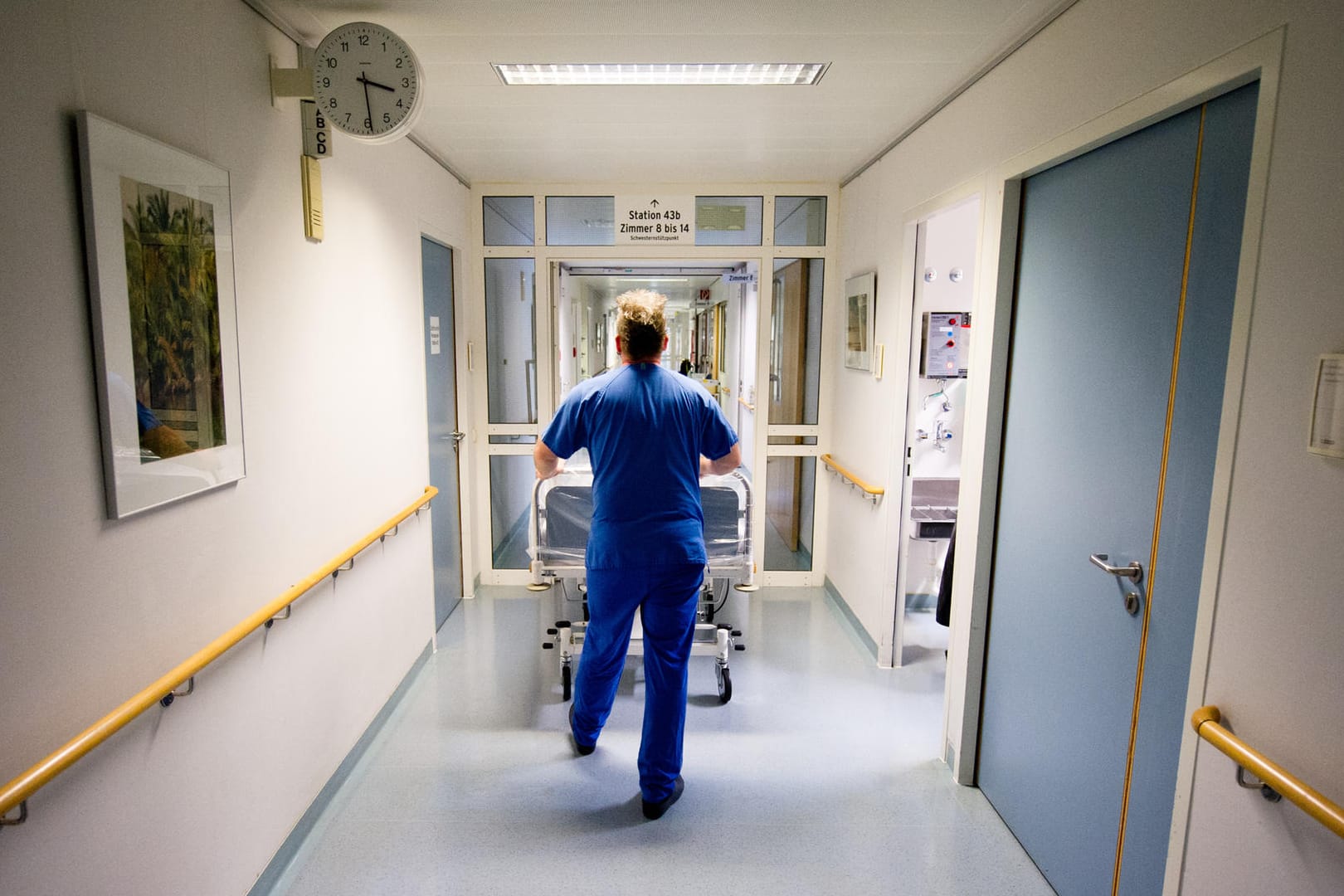 Krankenpfleger mit Bett: Die Zahl der Krankenbetten ist in Deutschland seit 1991 um 16 Prozent gesunken.