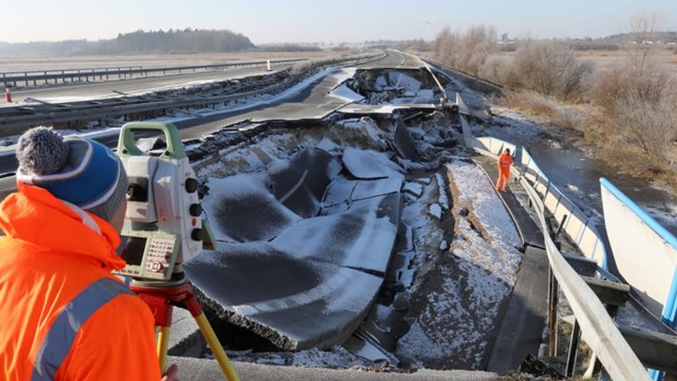 Vermesser vom Landesamt für Straßenbau und Verkehr scannen die abgesackte Ostseeautobahn bei Tribsees.