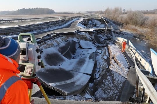 Vermesser vom Landesamt für Straßenbau und Verkehr scannen die abgesackte Ostseeautobahn bei Tribsees.