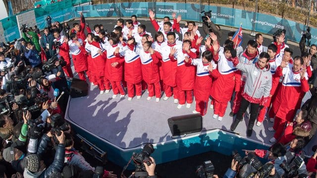 Die nordkoreanischen Athleten bei der offiziellen Willkommenszeremonie. Die nordkoreanischen Athleten bei der offiziellen Willkommenszeremonie.