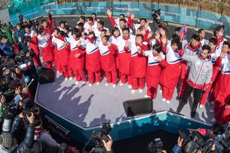 Die nordkoreanischen Athleten bei der offiziellen Willkommenszeremonie.